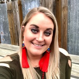 Meet your Posher, Elissa